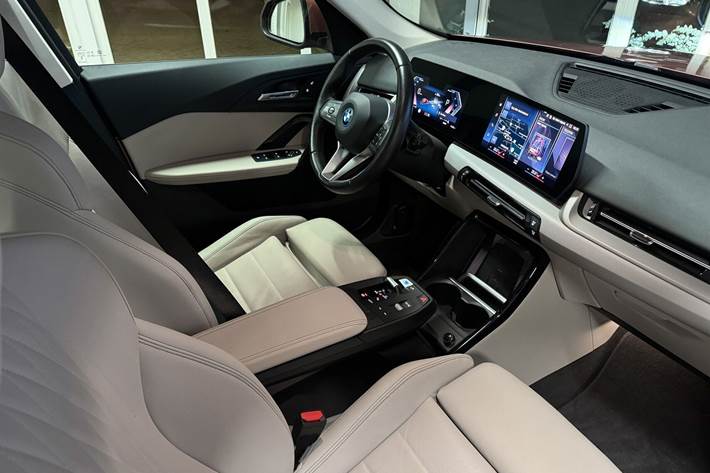 Orange BMW iX1 fra 2023