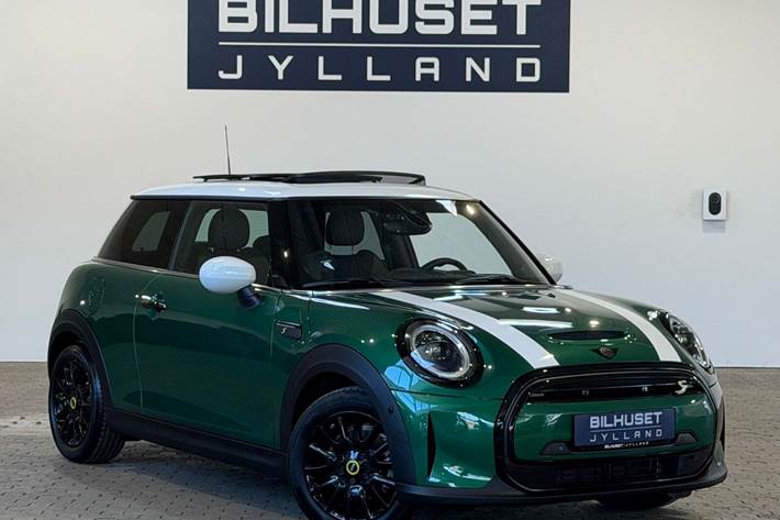 Grøn Mini Cooper SE fra 2023 set udefra
