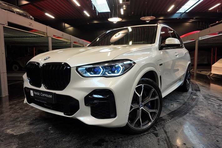 Hvid BMW X5 fra 2023 set udefra