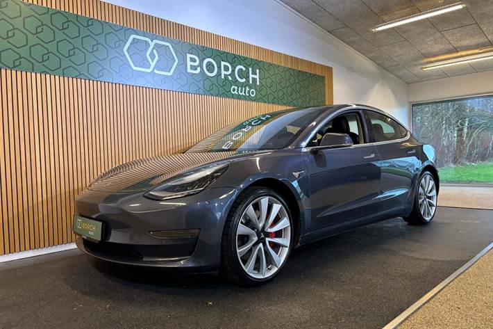 Grå Tesla Model 3 fra 2019 set udefra