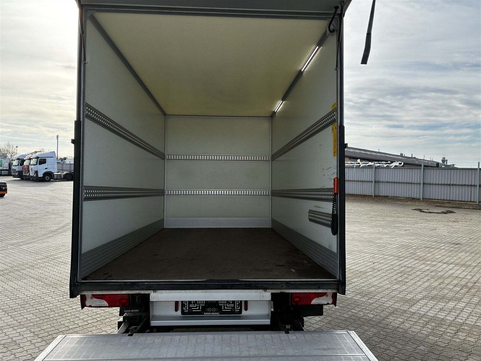 Sort Mercedes Sprinter 317 fra 2021