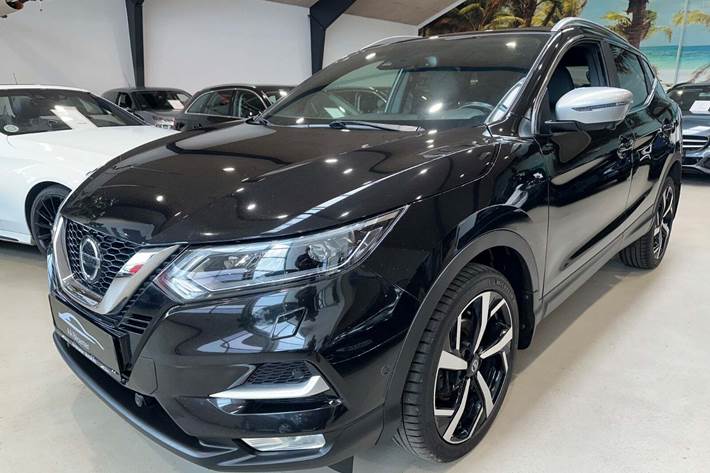 Sort Nissan Qashqai fra 2018 set udefra