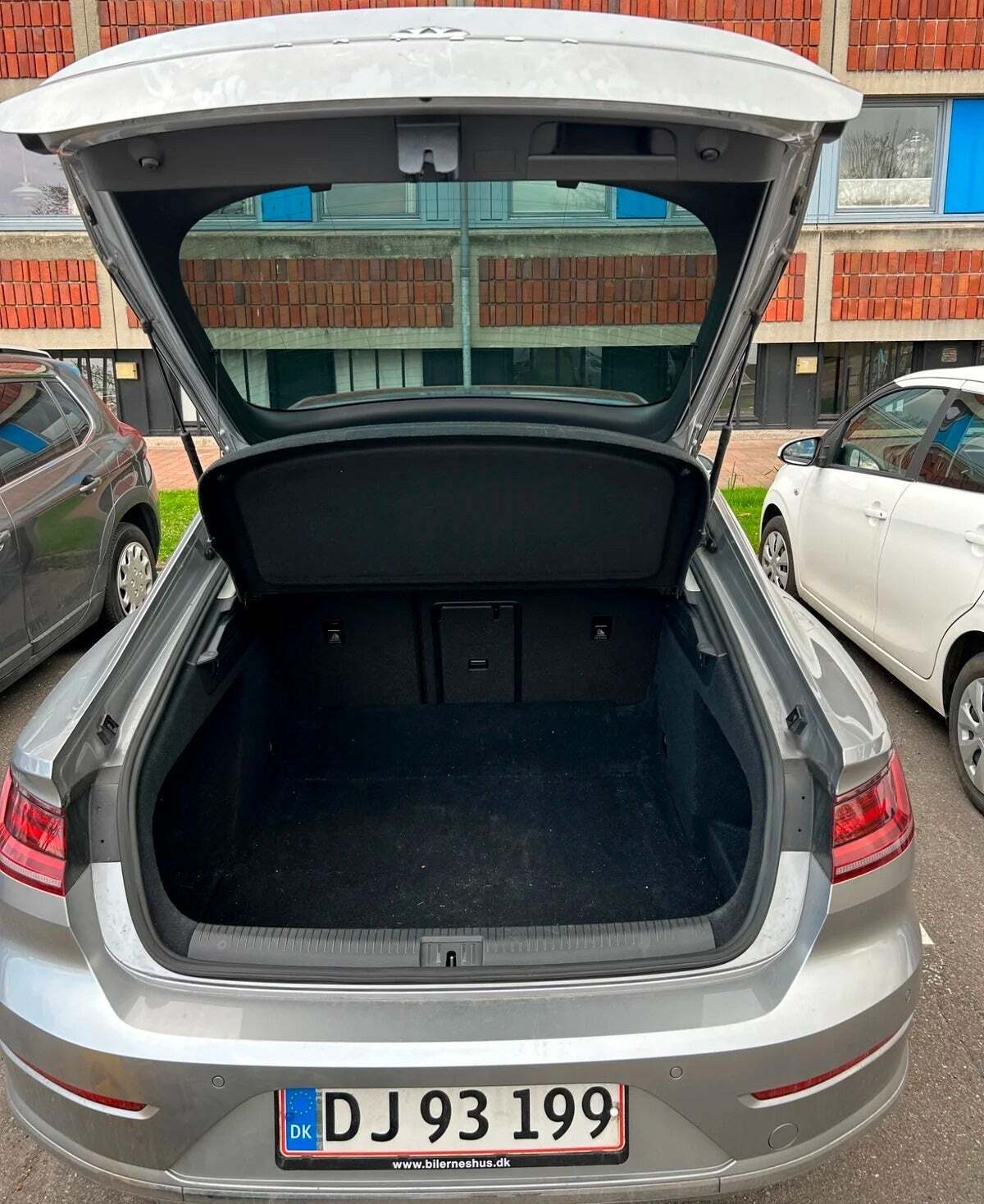 Grå VW Arteon fra 2019