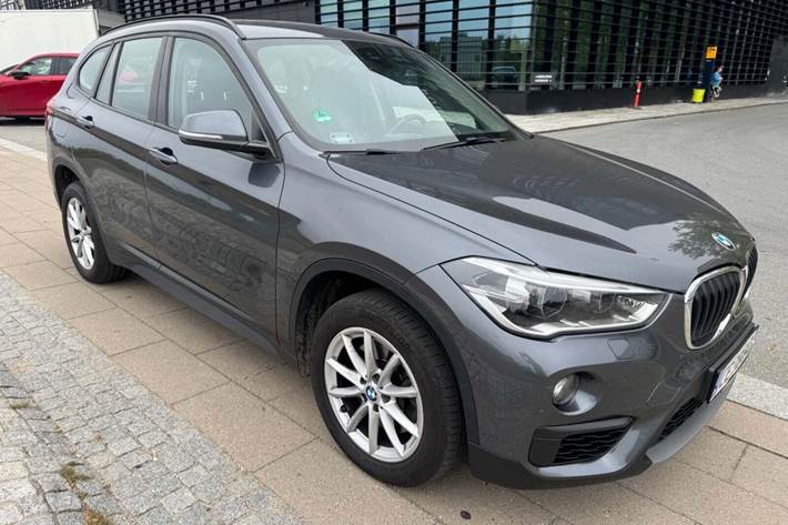 Grå BMW X1 fra 2019 set udefra