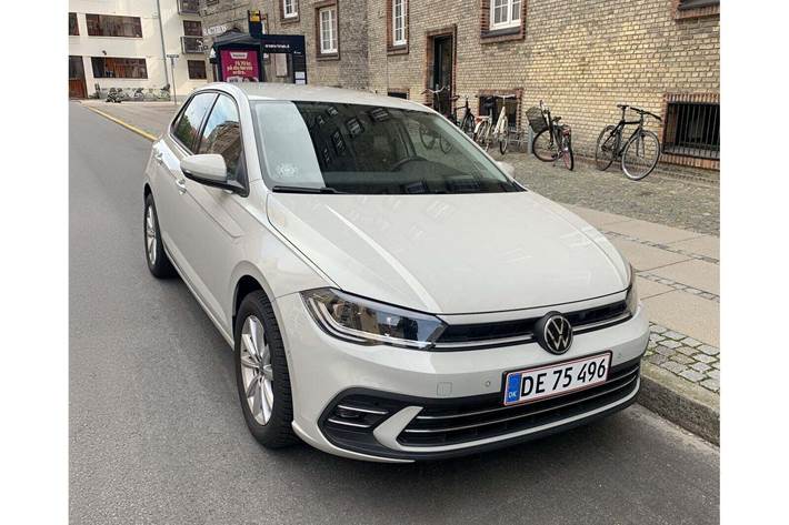 Grå VW Polo fra 2022 set udefra