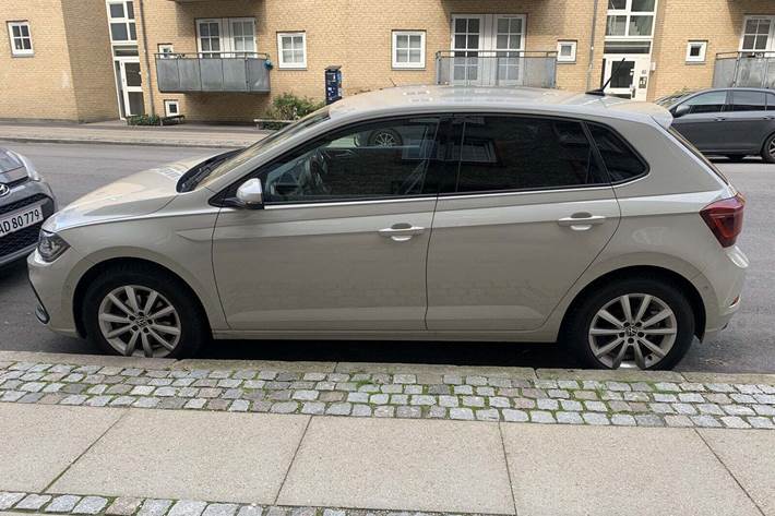 Grå VW Polo fra 2022