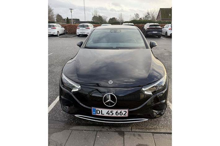 Sort Mercedes EQE350+ fra 2022