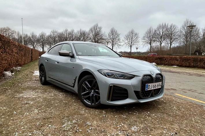 Grå BMW i4 fra 2022 set udefra