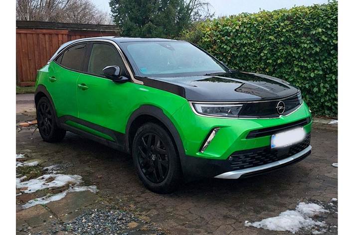 Grøn Opel Mokka-e fra 2022 set udefra