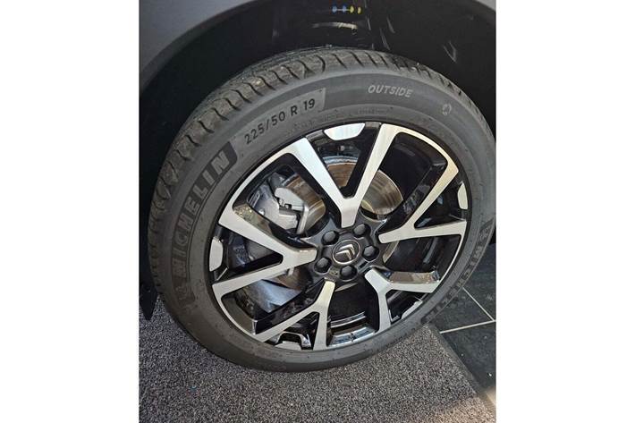 Grå Citroën C5 Aircross fra 2023