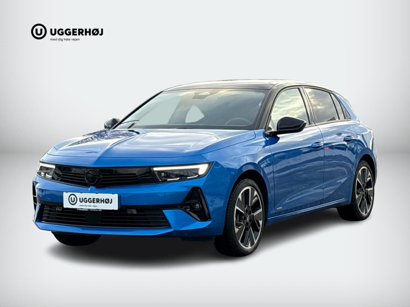 Blå Opel Astra-e fra 2023 set udefra