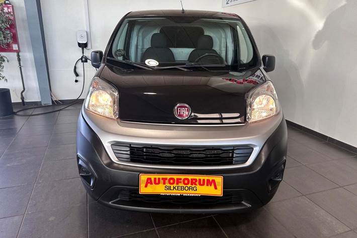 Sort Fiat Fiorino fra 2017 set udefra