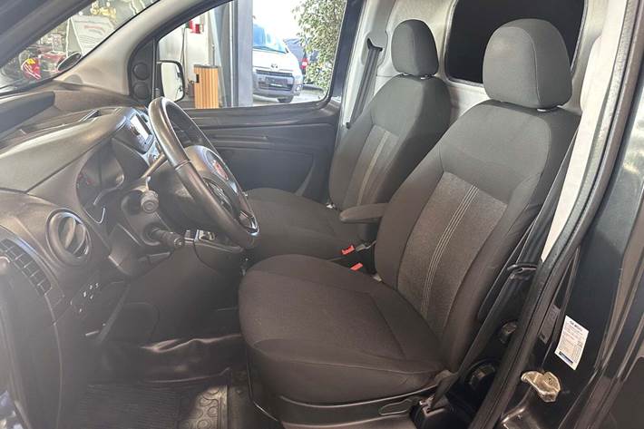 Sort Fiat Fiorino fra 2017 set indefra