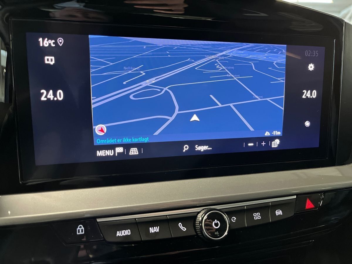 Blå Opel Mokka-e fra 2023