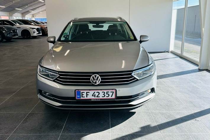 Grå VW Passat fra 2016