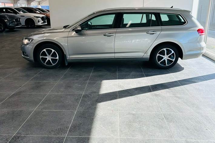 Grå VW Passat fra 2016