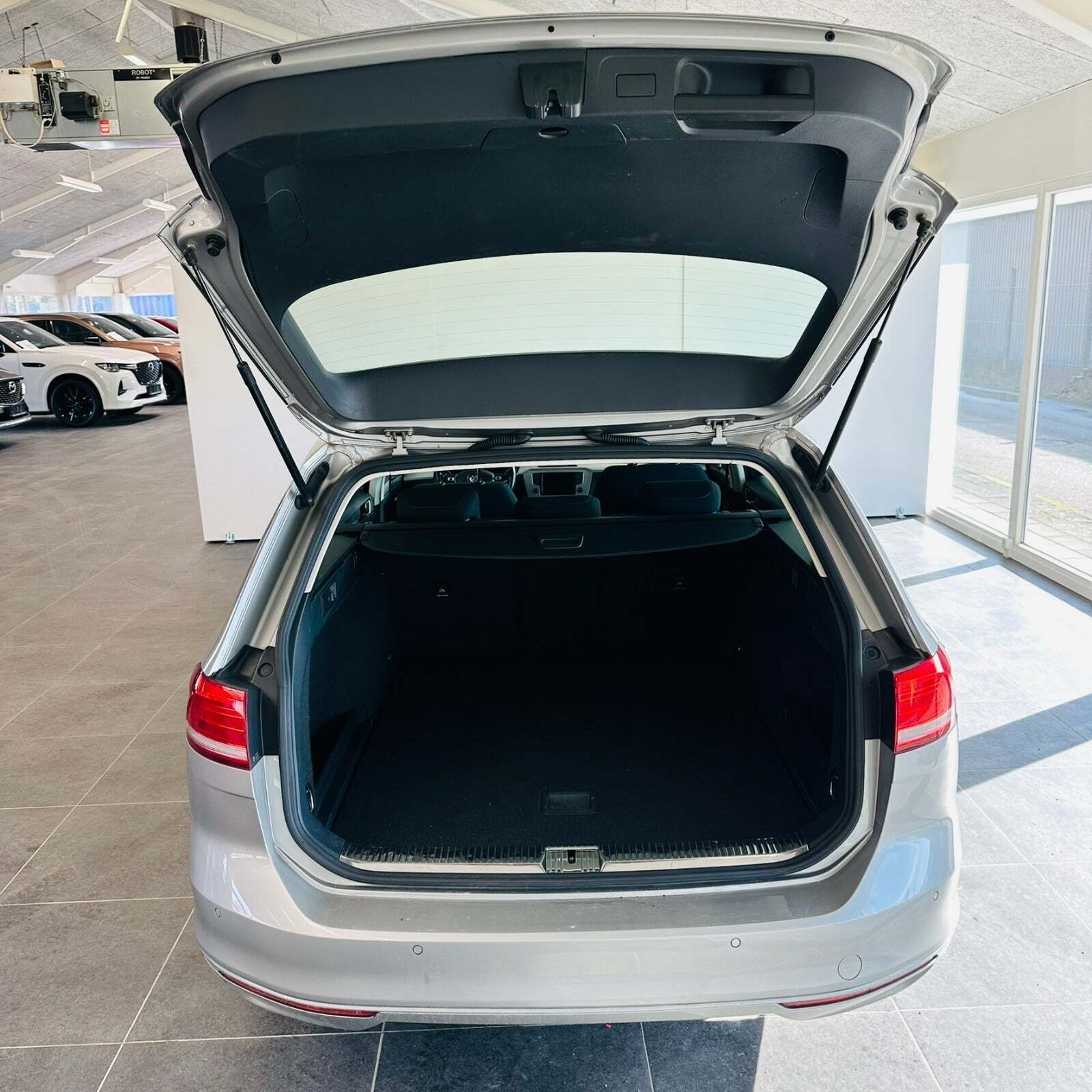 Grå VW Passat fra 2016