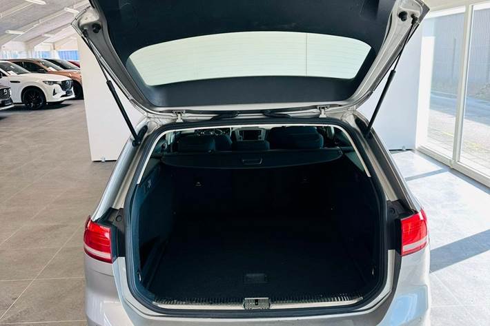 Grå VW Passat fra 2016