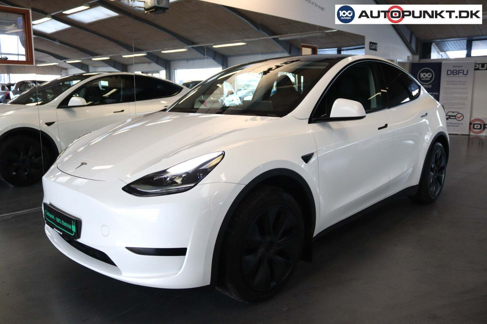 Hvid Tesla Model Y fra 2024