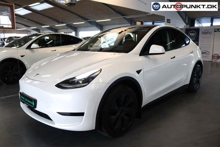 Hvid Tesla Model Y fra 2024 set udefra
