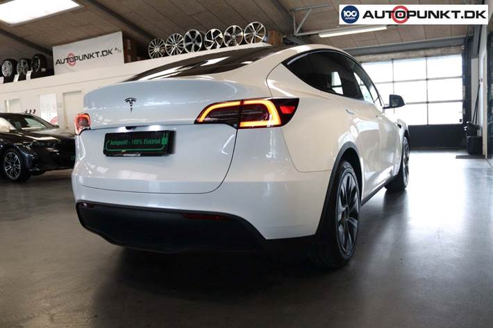 Hvid Tesla Model Y fra 2024