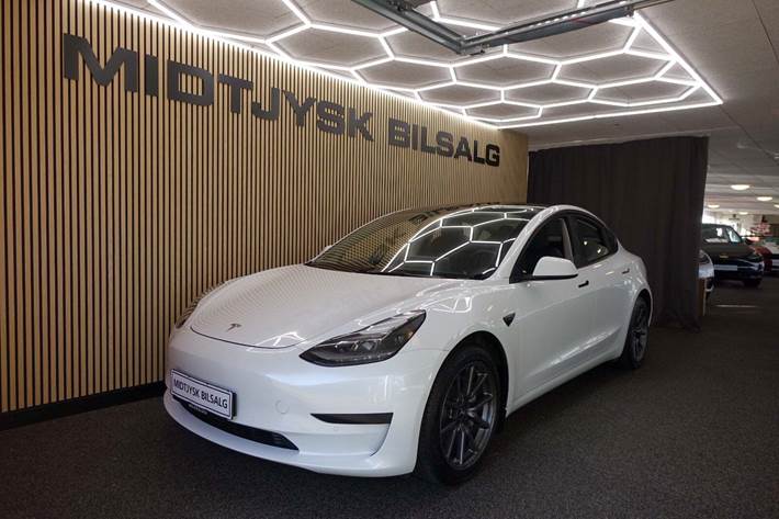 Hvid Tesla Model 3 fra 2021