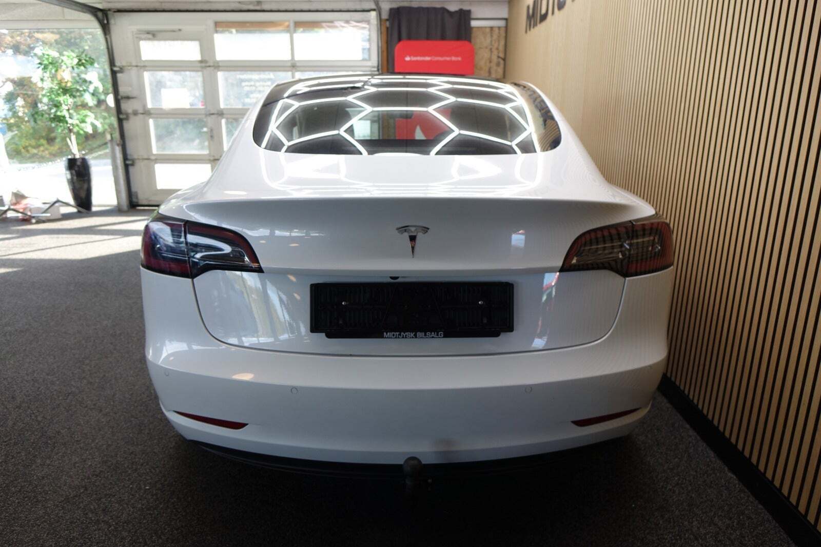 Hvid Tesla Model 3 fra 2021