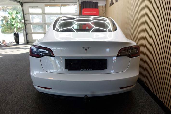 Hvid Tesla Model 3 fra 2021