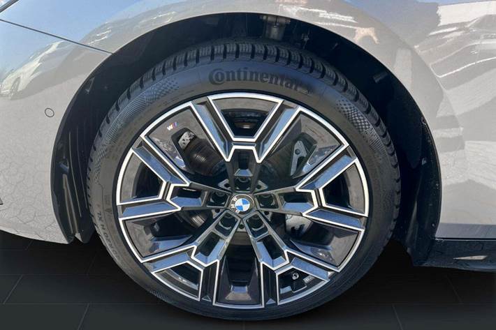 Orange BMW i5 fra 2026