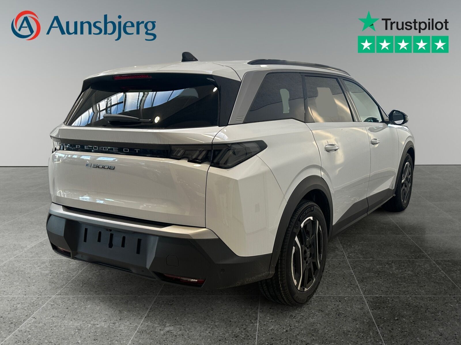 Hvid Peugeot e-5008 fra 2025