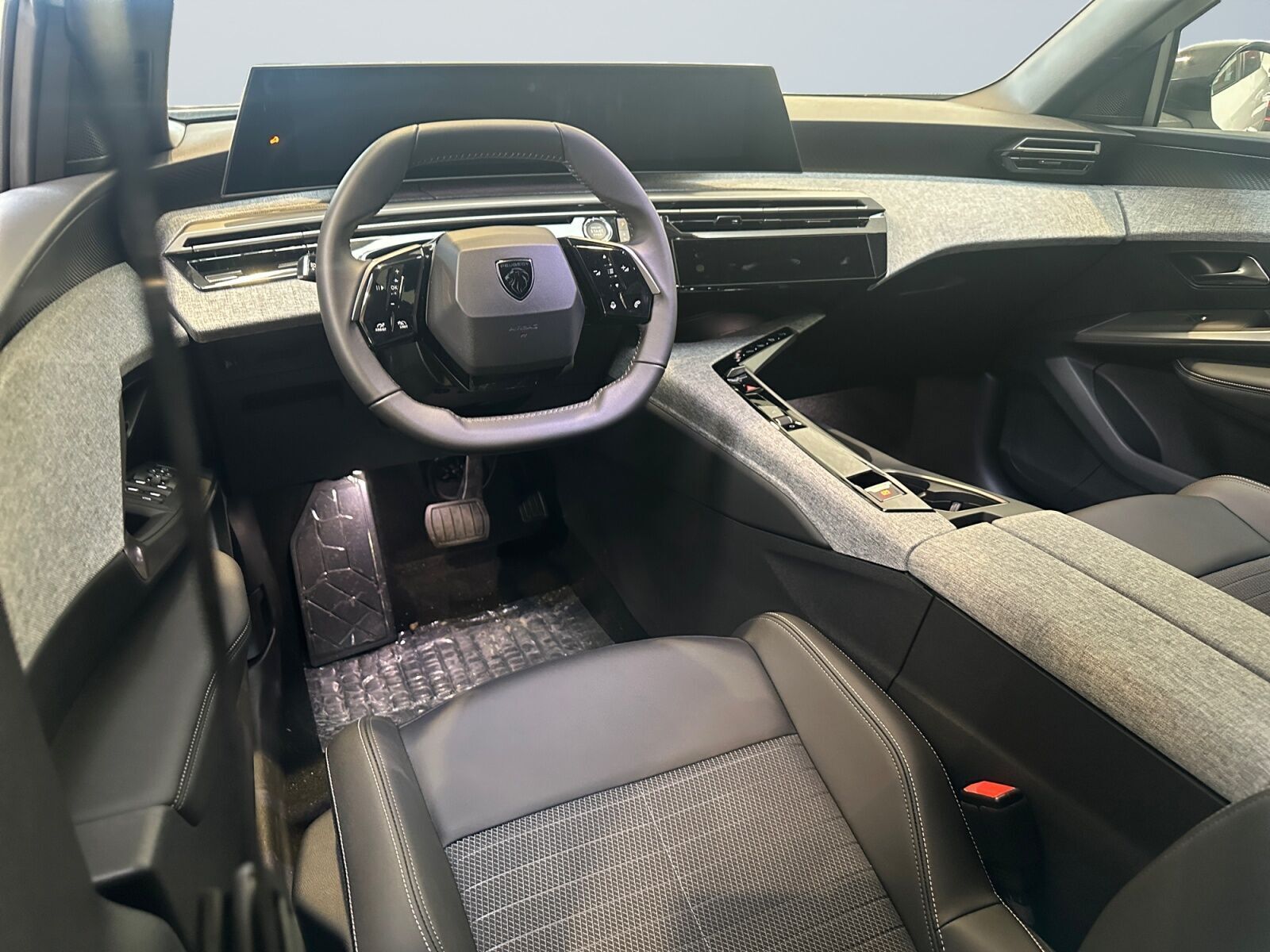 Hvid Peugeot e-5008 fra 2025