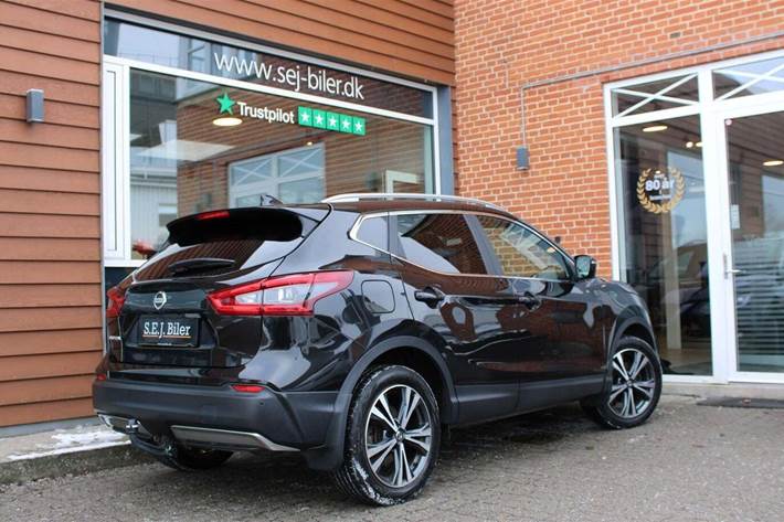 Sort Nissan Qashqai fra 2018