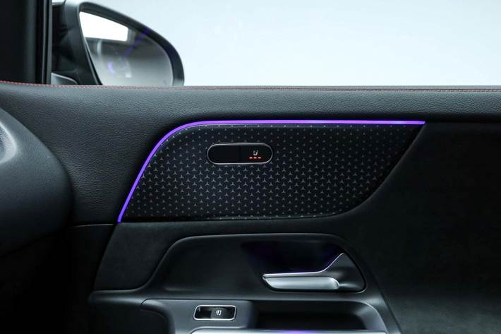 Blå Mercedes EQA250+ fra 2025