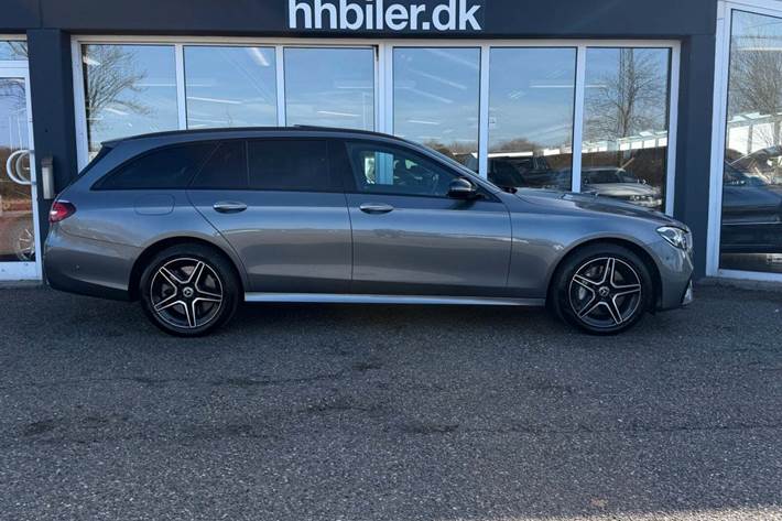 Grå Mercedes E300 de fra 2023