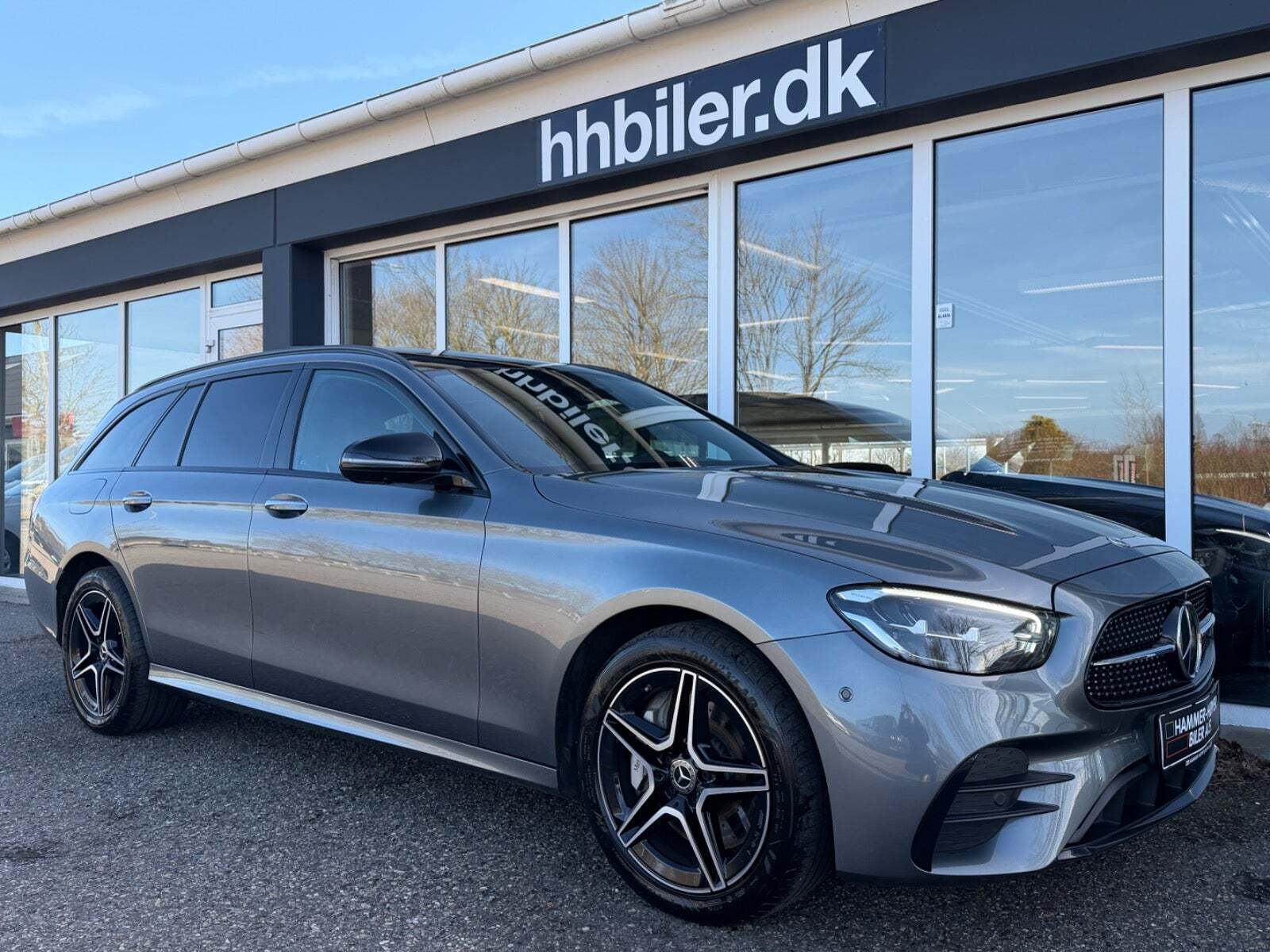 Grå Mercedes E300 de fra 2023