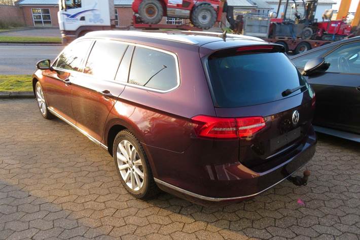 Rød VW Passat fra 2017