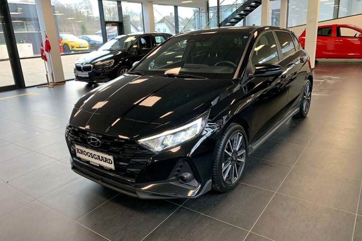 Sort Hyundai i20 fra 2022 set udefra