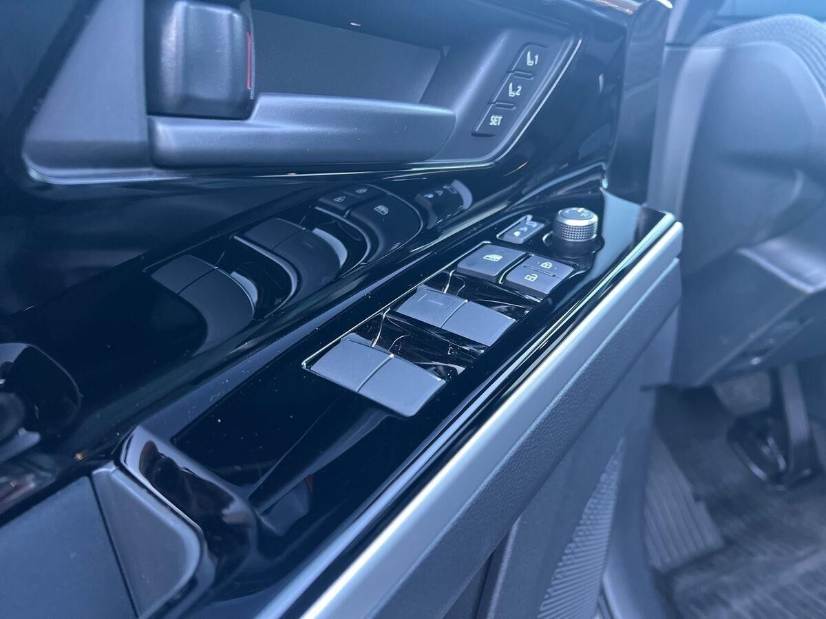 Sort Toyota BZ4X fra 2025