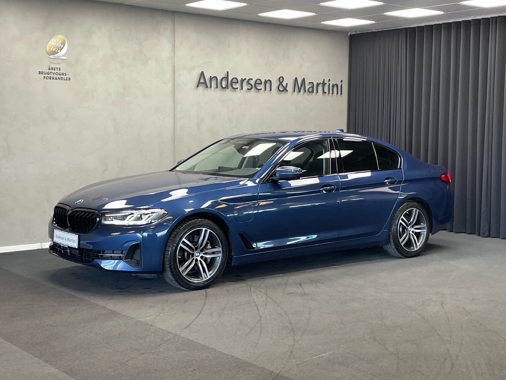 Blå BMW 530e fra 2021