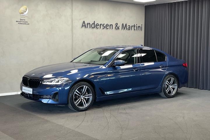 Blå BMW 530e fra 2021
