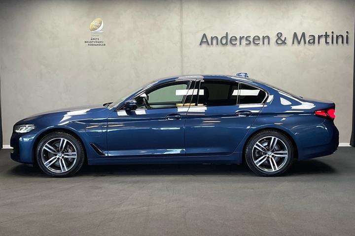 Blå BMW 530e fra 2021