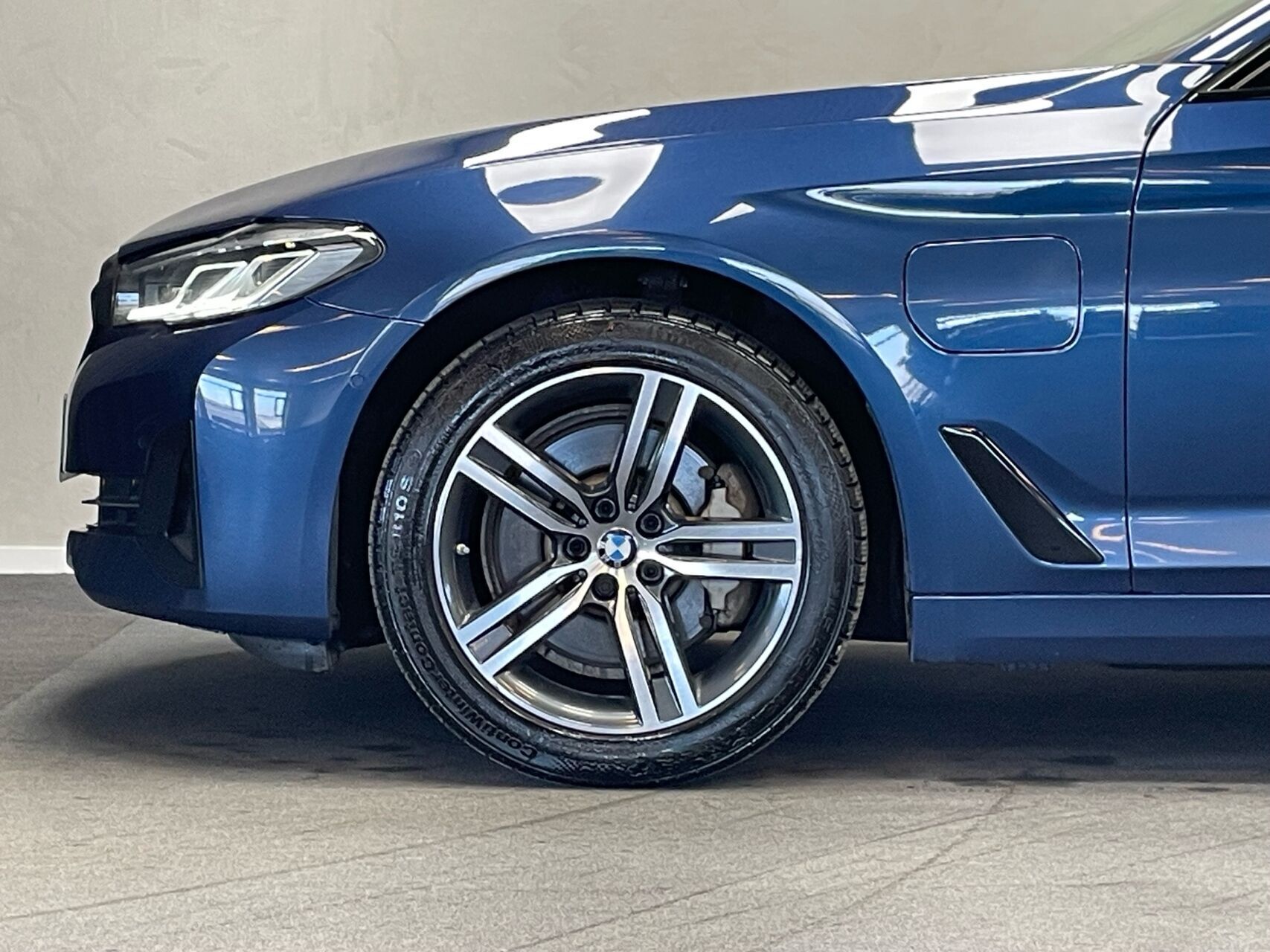 Blå BMW 530e fra 2021