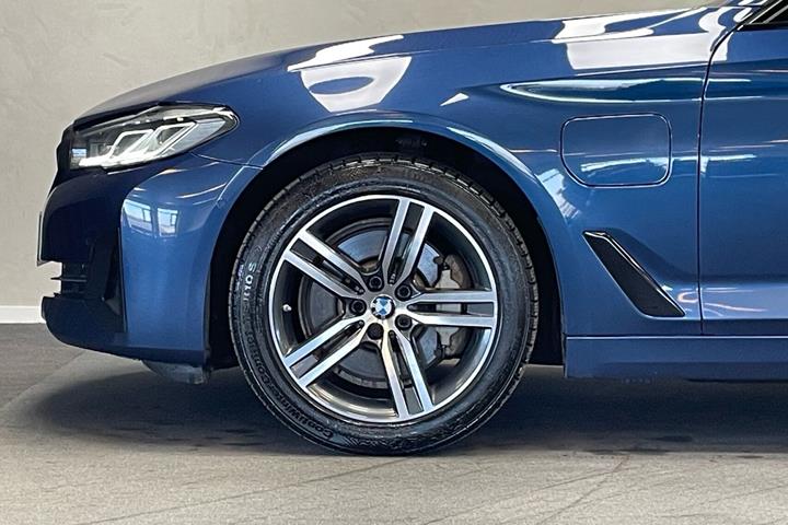 Blå BMW 530e fra 2021