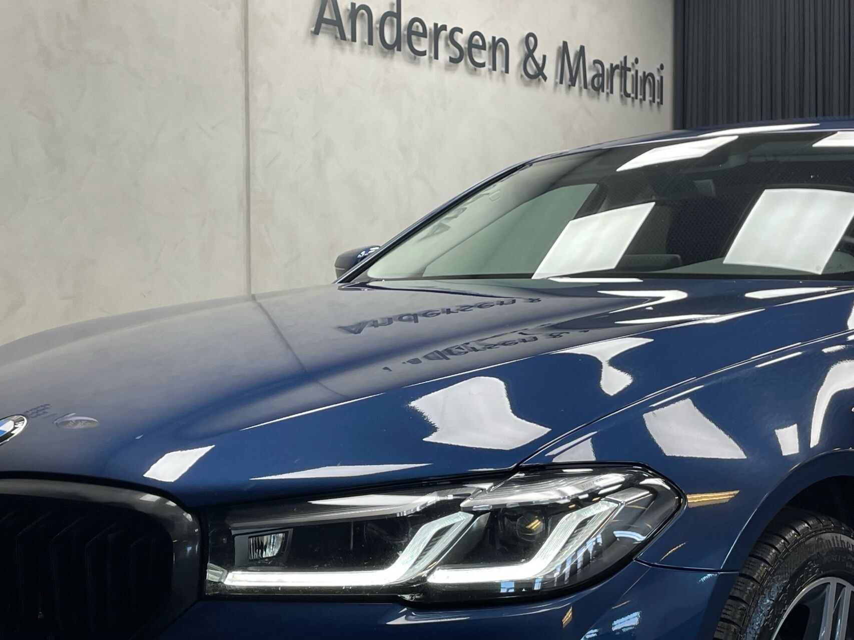 Blå BMW 530e fra 2021