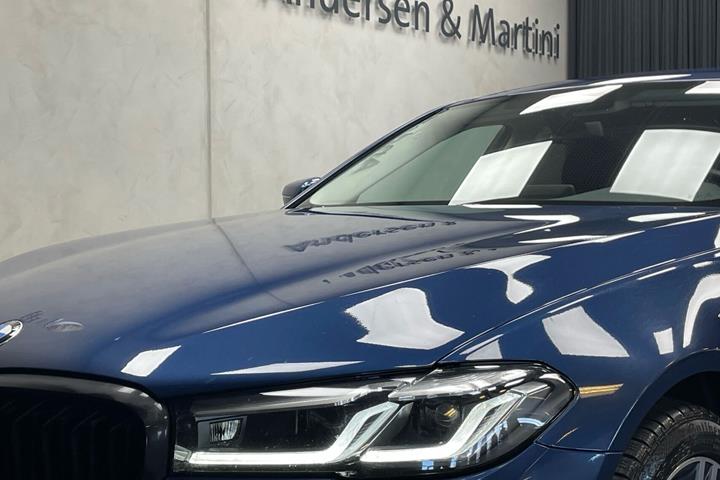 Blå BMW 530e fra 2021