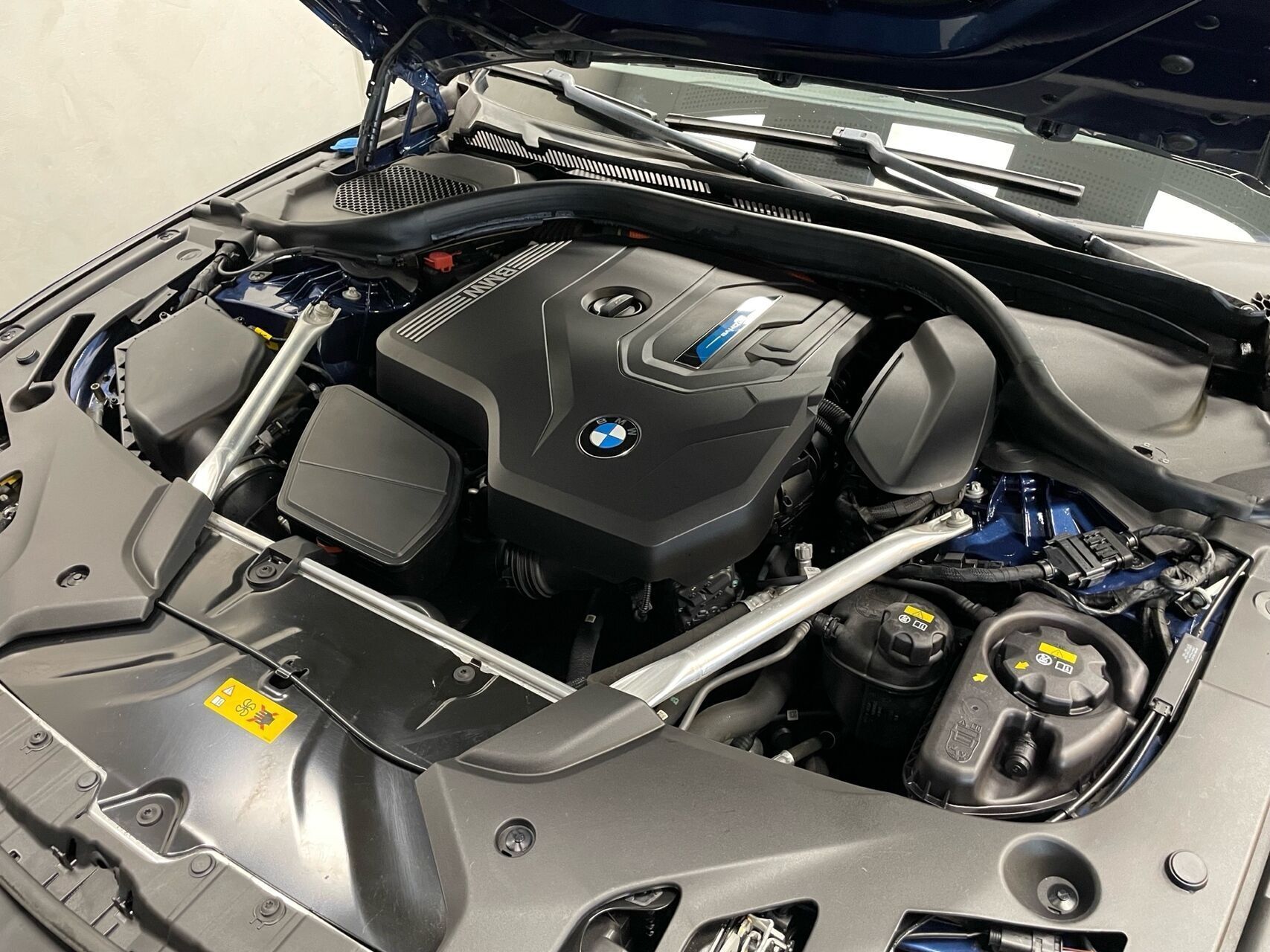 Blå BMW 530e fra 2021