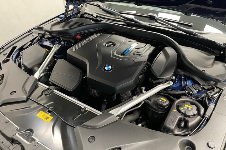 Blå BMW 530e fra 2021