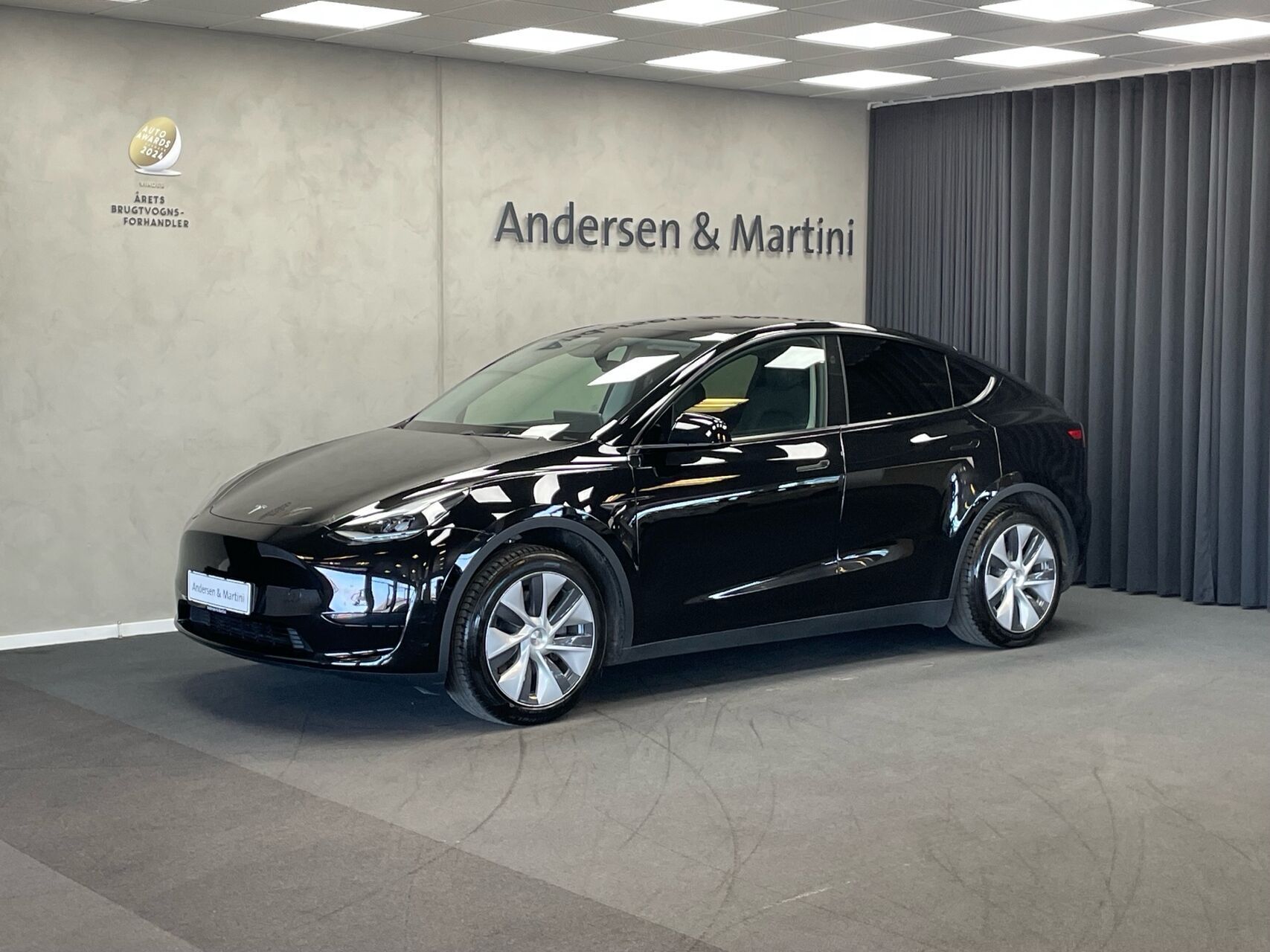 Sort Tesla Model Y fra 2024