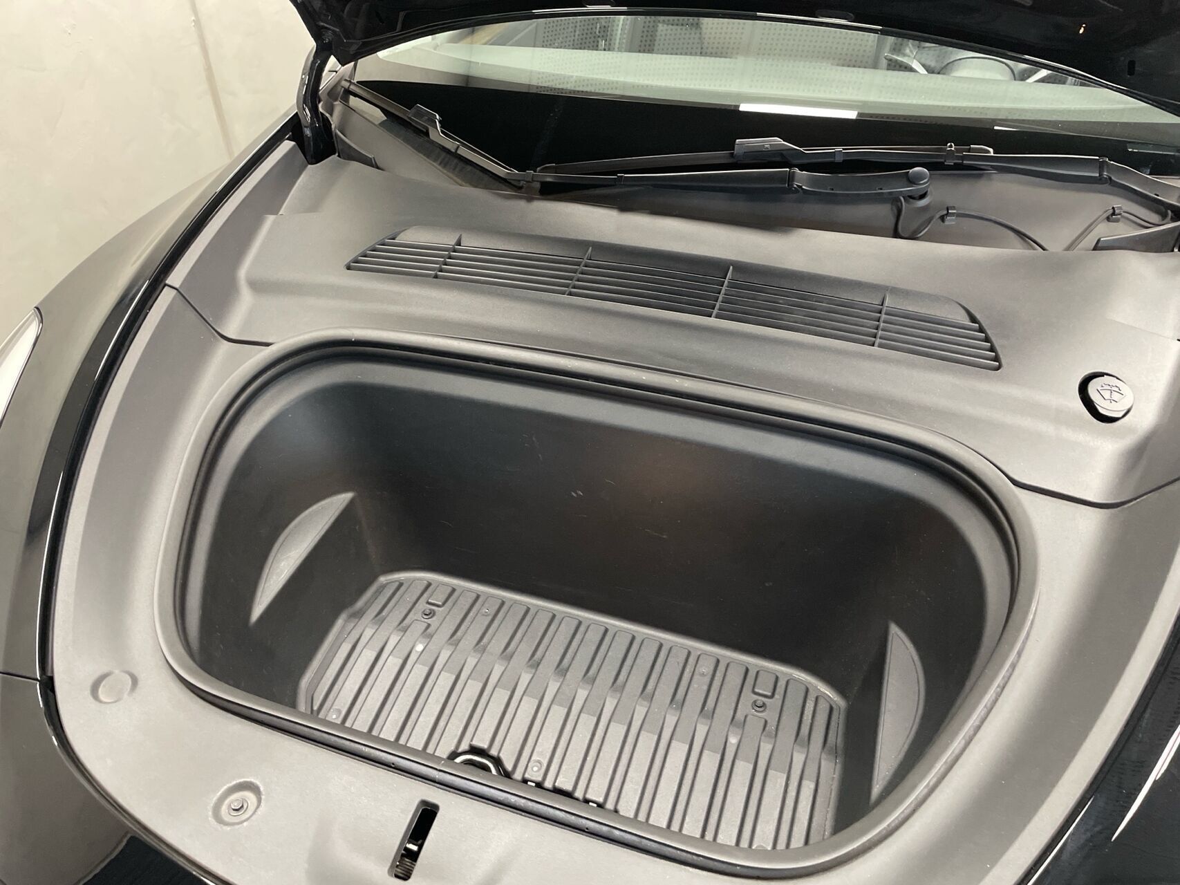 Sort Tesla Model Y fra 2024