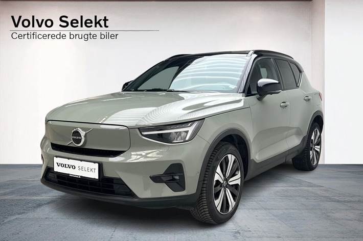 Grøn Volvo XC40 fra 2023 set udefra